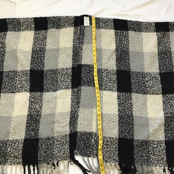 WOOLRICH WOMEN BLACK GREY PLAID FRINGE COZY TEDDYBEAR LIKE TEXTURE WRAP ONE SZ - Picture 8 of 10